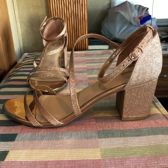 Size 9 rose gold heels - Picture 4 of 4